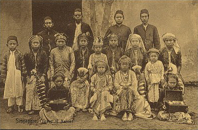 Bild: Malayische Dorfbewohner in Singapur zur Zeit der Jahrhundertwende